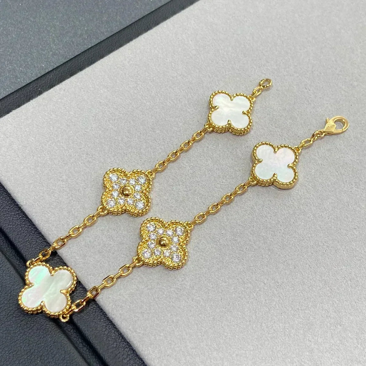 [⭐Corinne]CLOVER WHITE PEARL MOP 5 MOTIF BRACELET COLLECTION