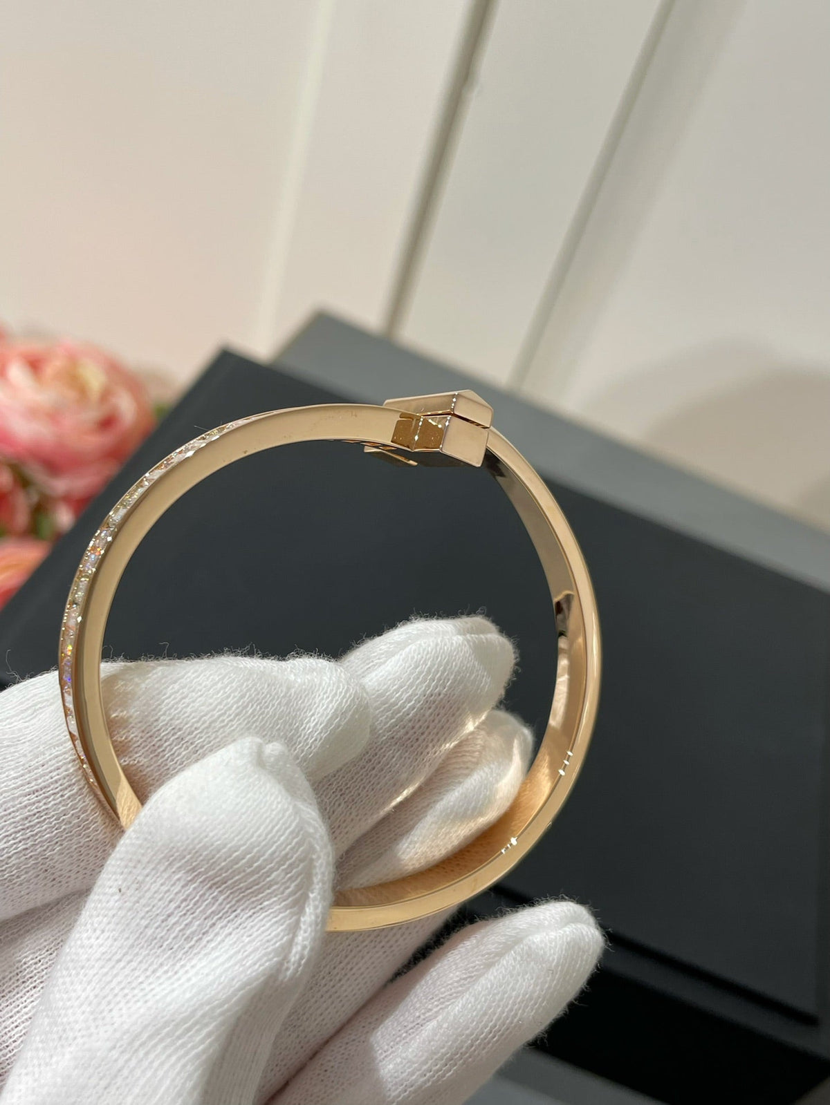 [Corinne]WIDE HINGED BANGLE PINK GOLD WITH BAGUETTE DIAMONDS