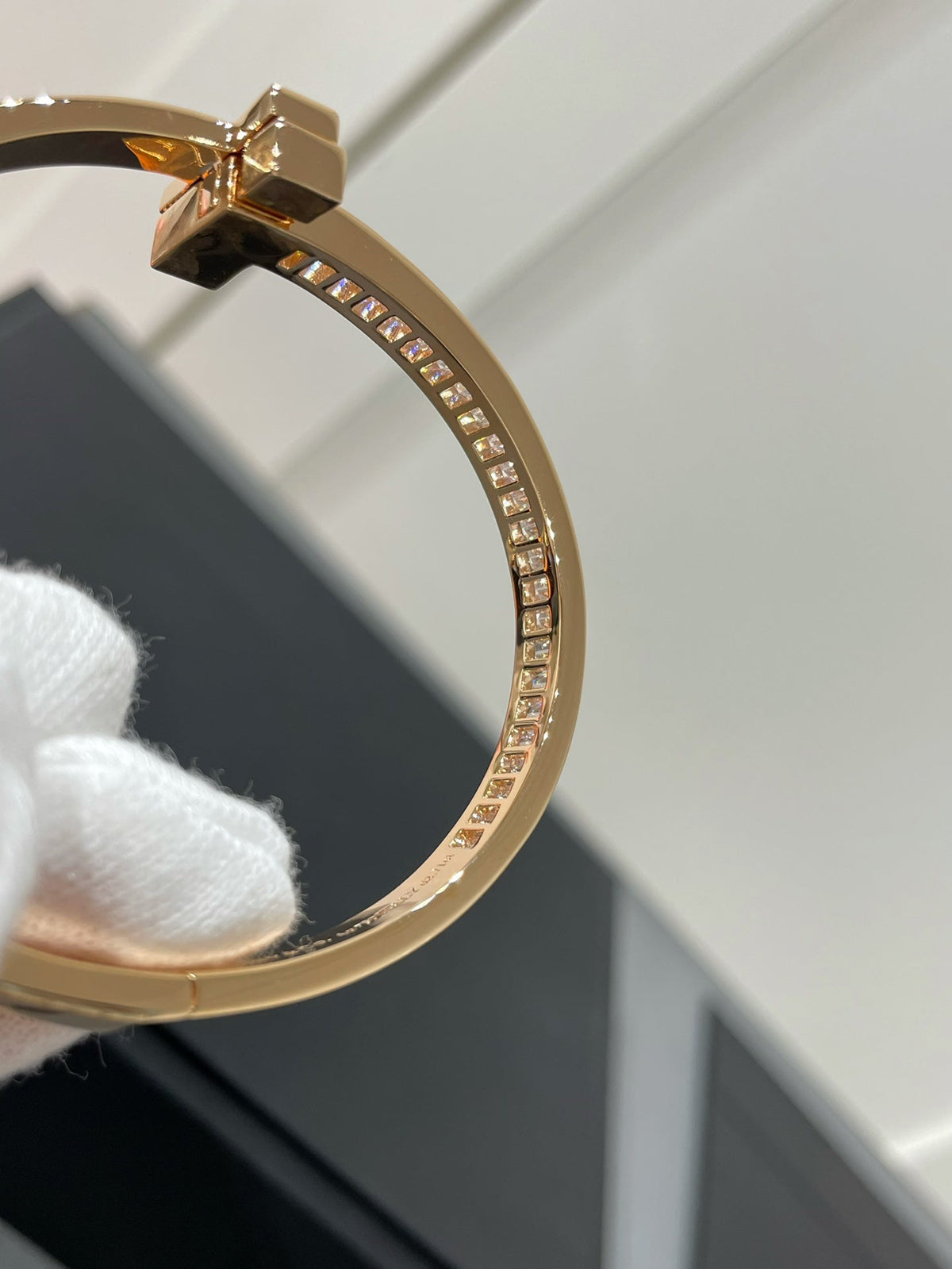 [Corinne]WIDE HINGED BANGLE PINK GOLD WITH BAGUETTE DIAMONDS