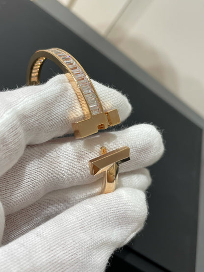 [Corinne]WIDE HINGED BANGLE PINK GOLD WITH BAGUETTE DIAMONDS