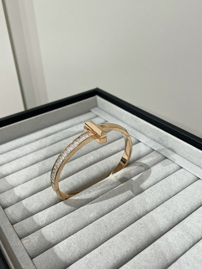[Corinne]WIDE HINGED BANGLE PINK GOLD WITH BAGUETTE DIAMONDS