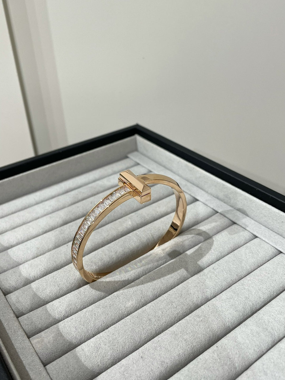 [Corinne]WIDE HINGED BANGLE PINK GOLD WITH BAGUETTE DIAMONDS