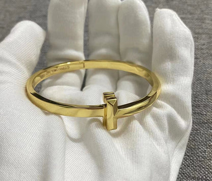 [Corinne]T1 WIDE HINGED BANGLE BRACELET