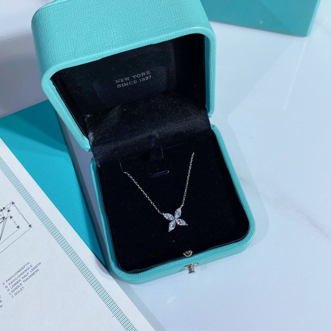 [Corinne]PLATINUM AND DIAMOND VICTORIA PENDANT NECKLACE