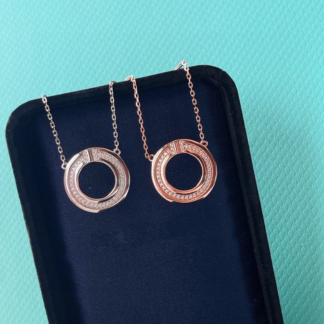 [Corinne]DIAMOND AND MOTHER OF PEARL CIRCLE PENDANT