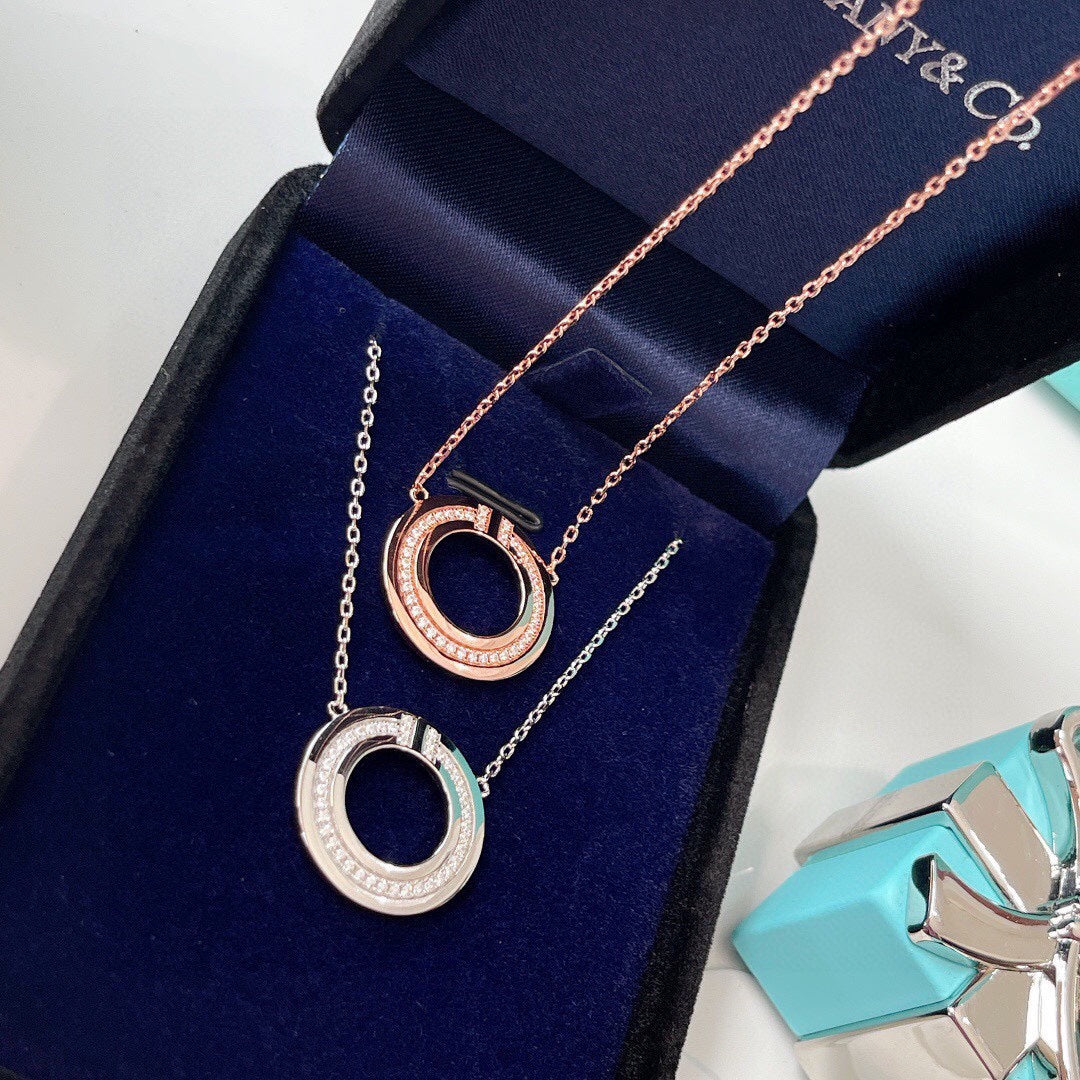 [Corinne]DIAMOND AND MOTHER OF PEARL CIRCLE PENDANT