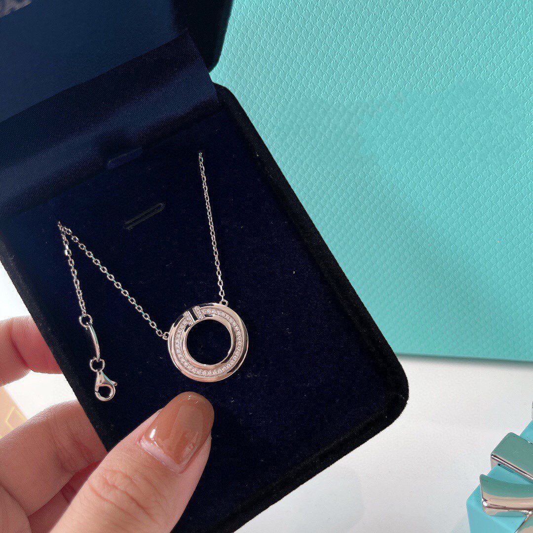 [Corinne]DIAMOND AND MOTHER OF PEARL CIRCLE PENDANT