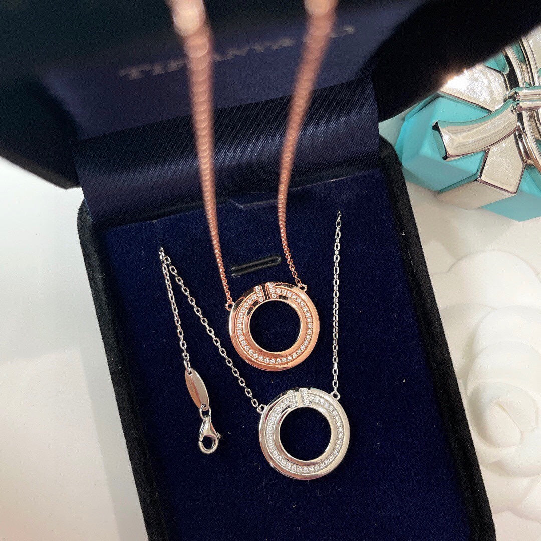 [Corinne]DIAMOND AND MOTHER OF PEARL CIRCLE PENDANT