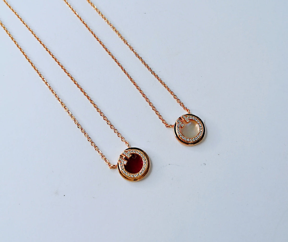 [Corinne]DIAMOND AND MOTHER PEARL CIRCLE NECKLACE PENDANT