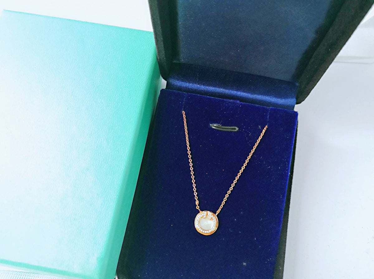 [Corinne]DIAMOND AND MOTHER PEARL CIRCLE NECKLACE PENDANT
