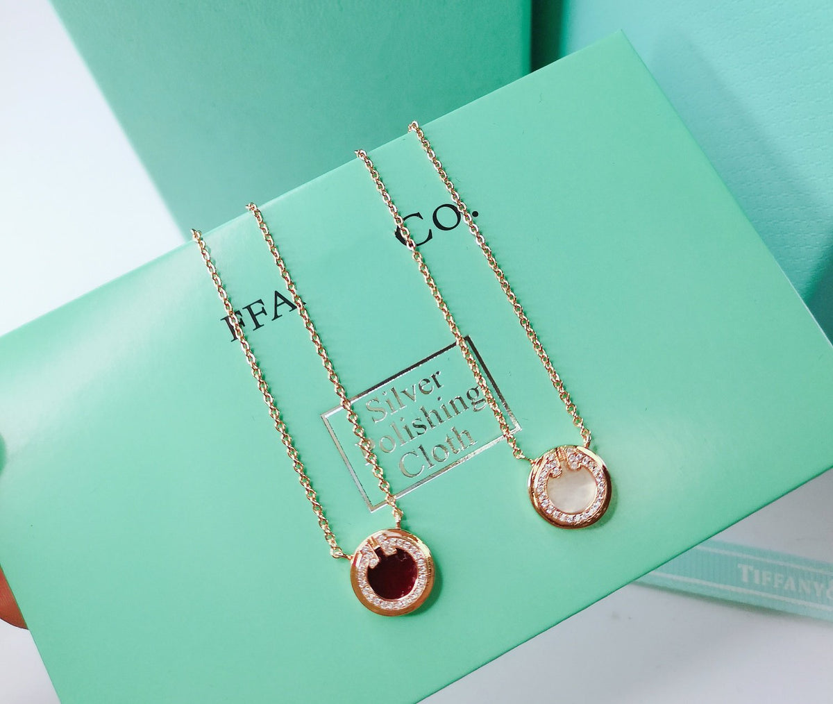 [Corinne]DIAMOND AND MOTHER PEARL CIRCLE NECKLACE PENDANT