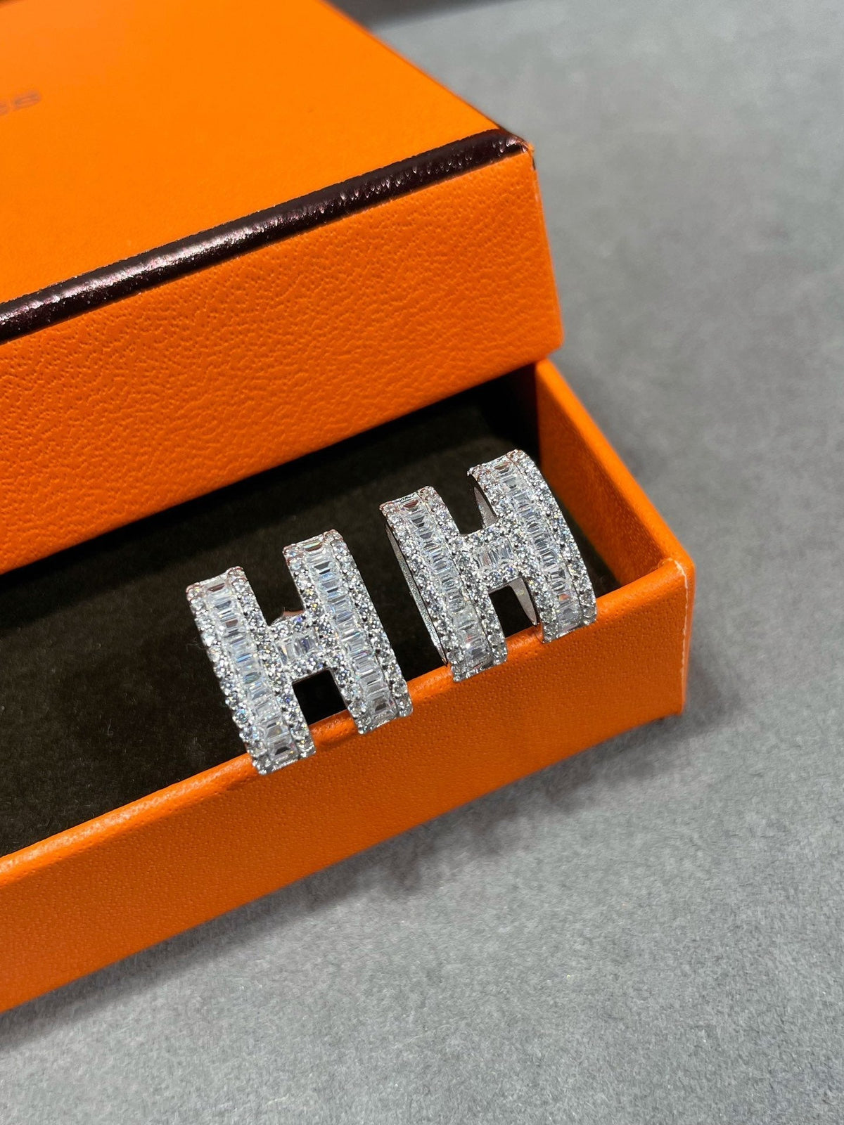[⭐Corinne]H STUD EARRINGS WITH SILVER DIAMONDS