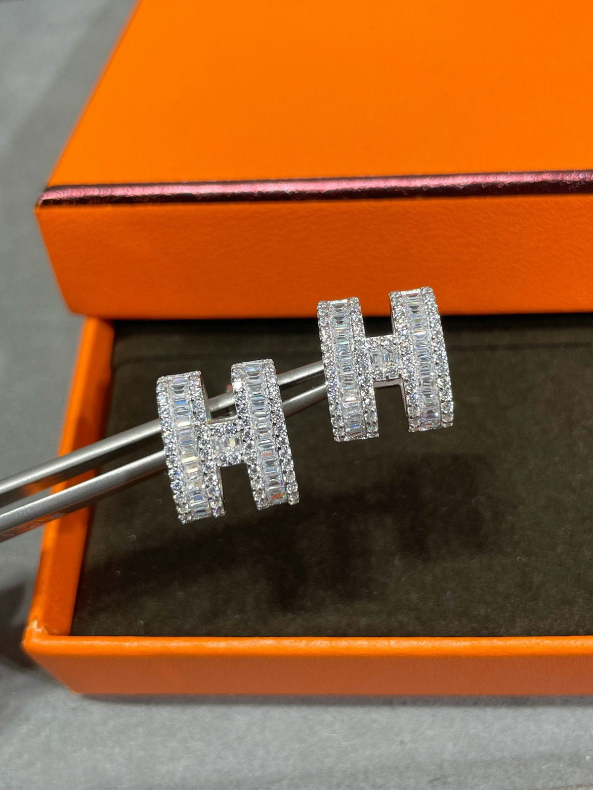 [⭐Corinne]H STUD EARRINGS WITH SILVER DIAMONDS