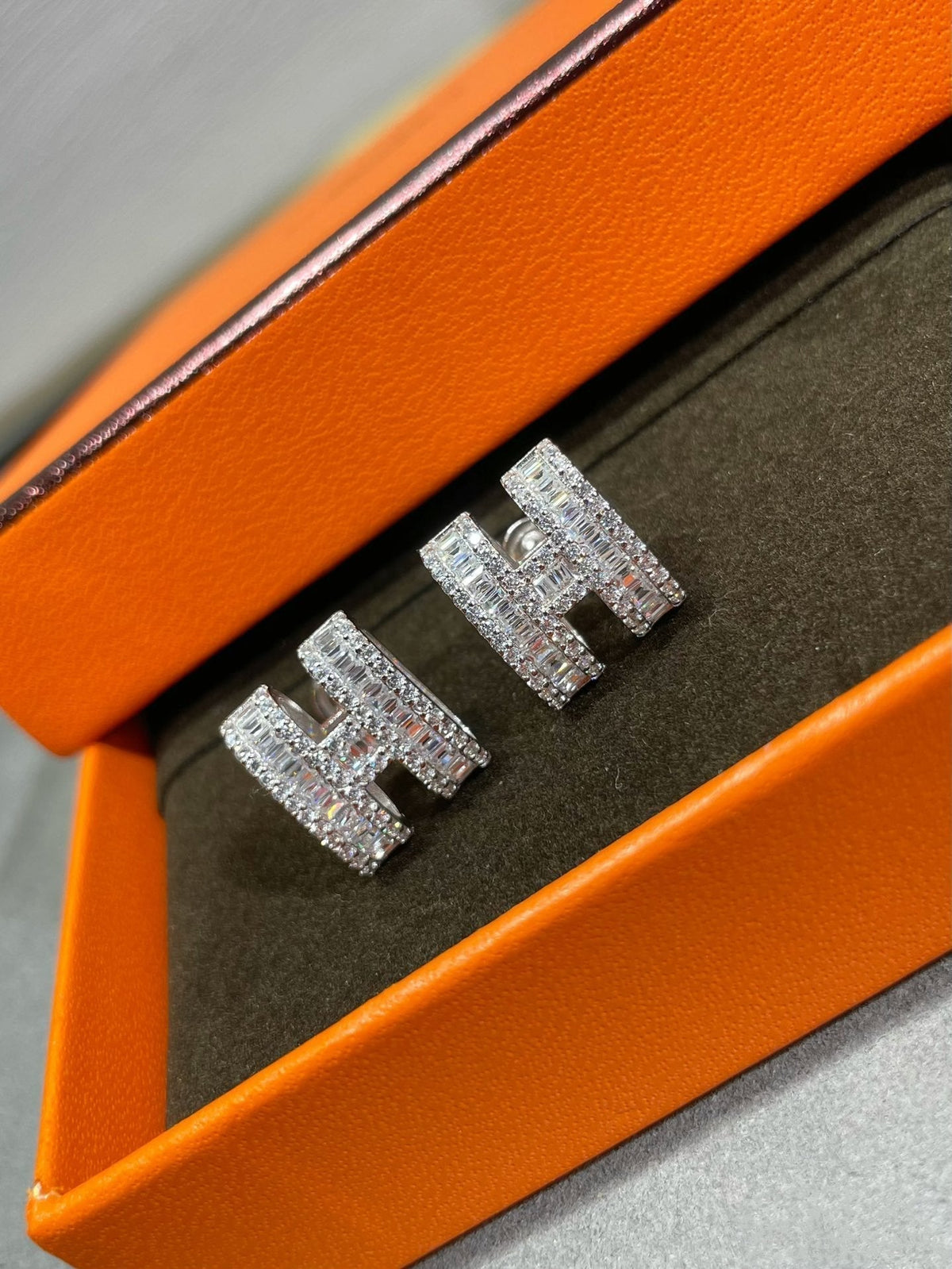 [⭐Corinne]H STUD EARRINGS WITH SILVER DIAMONDS