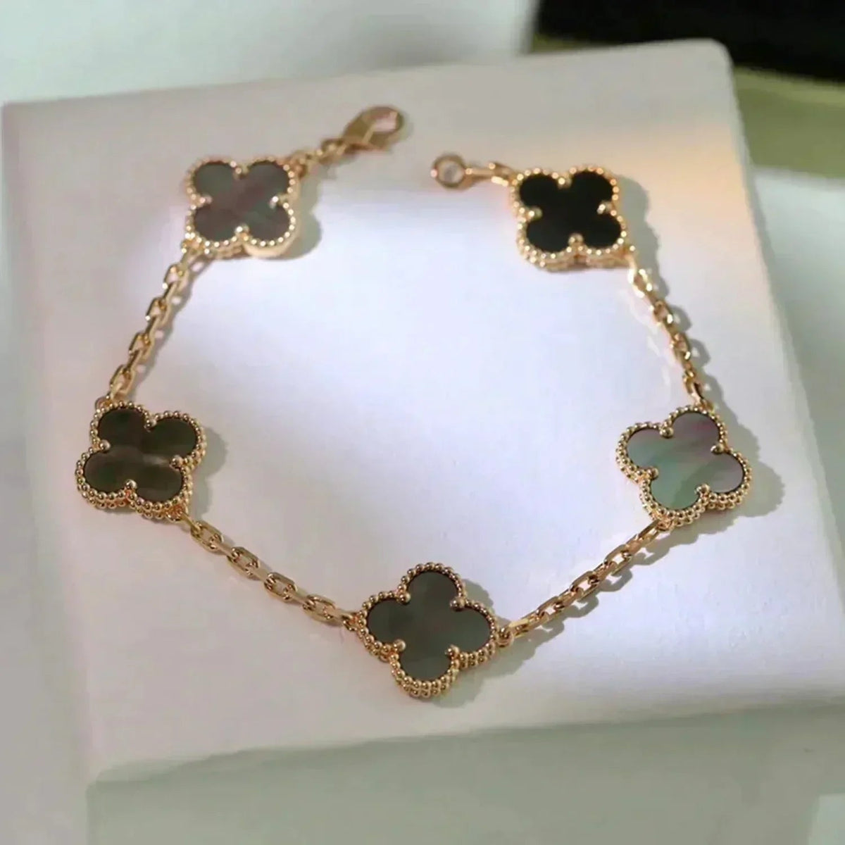 [⭐Corinne] CLOVER 5 MOTIF GRAY MOP BRACELET COLLECTION