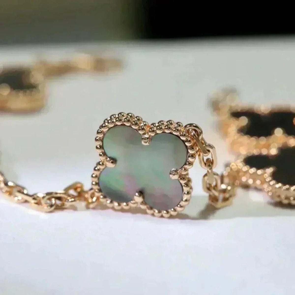 [⭐Corinne] CLOVER 5 MOTIF GRAY MOP BRACELET COLLECTION