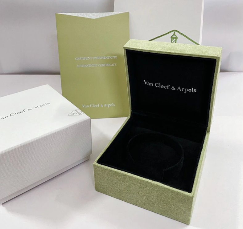 [⭐Corinne]CLOVER 15MM LASER NECKLACE AND BOX
