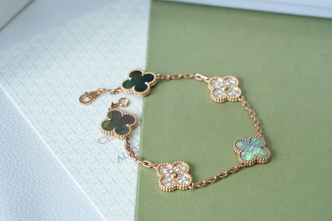 [⭐Corinne] CLOVER 5 MOTIF GRAY MOP BRACELET COLLECTION