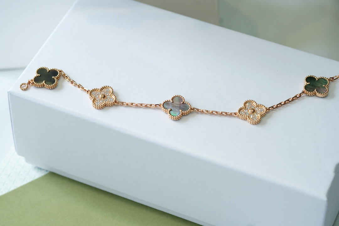 [⭐Corinne] CLOVER 5 MOTIF GRAY MOP BRACELET COLLECTION