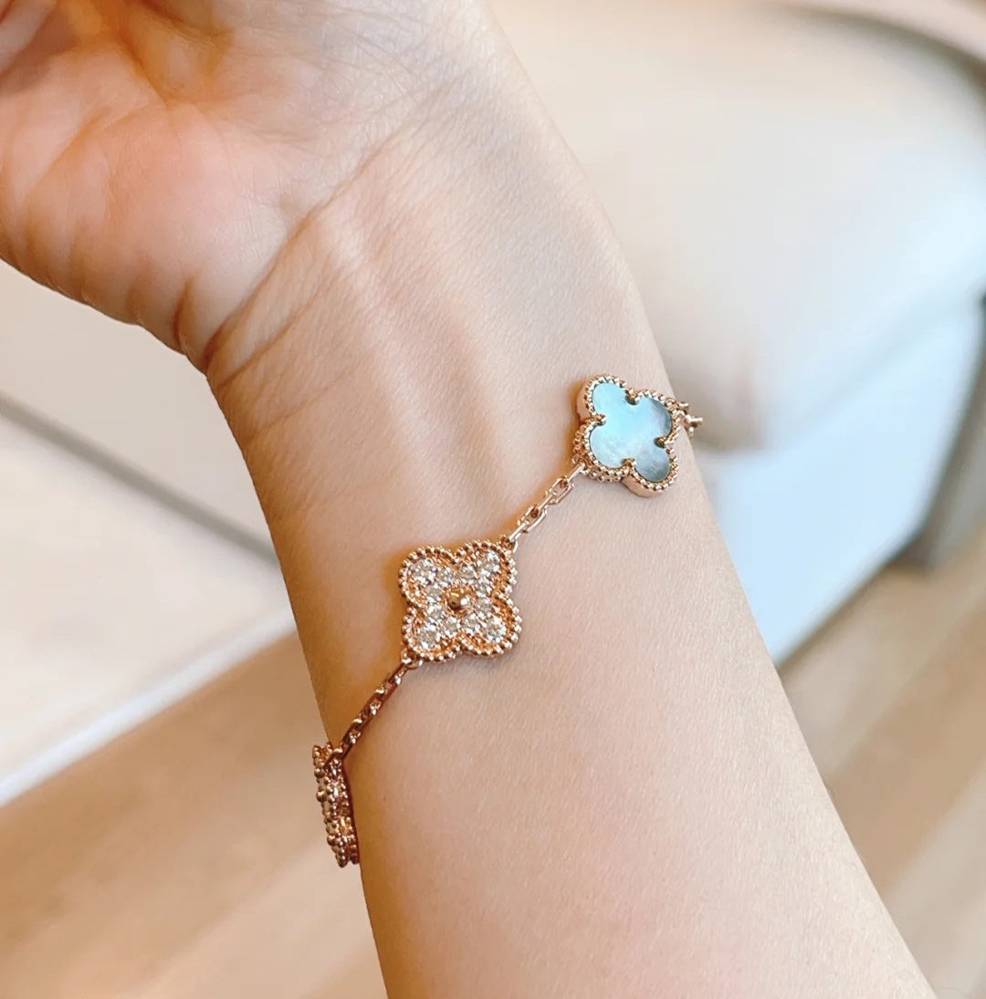 [⭐Corinne] CLOVER 5 MOTIF GRAY MOP BRACELET COLLECTION