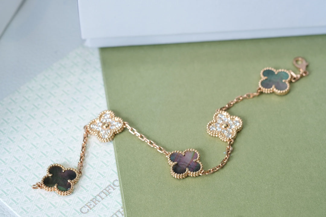 [⭐Corinne] CLOVER 5 MOTIF GRAY MOP BRACELET COLLECTION